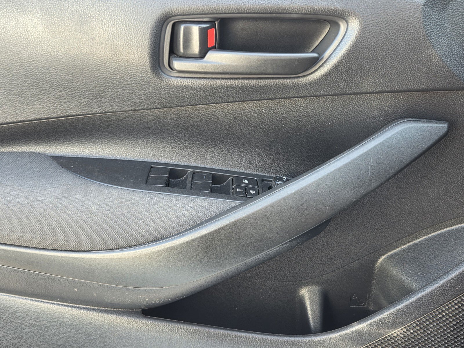 Used 2022 Toyota Corolla LE FWD image 30
