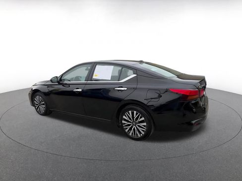 Used 2025 Nissan Altima 2.5 SV image 10