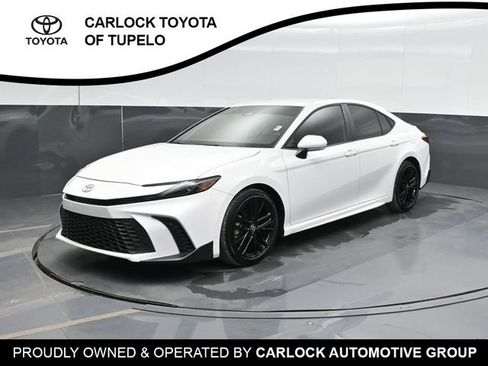 Used 2025 Toyota Camry SE FWD image 1