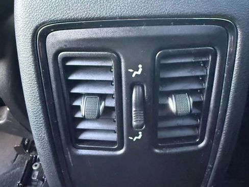 Used 2019 Jeep Grand Cherokee Laredo RWD image 28