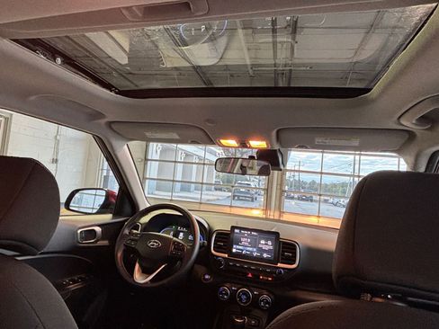 Used 2025 Hyundai Venue SEL image 22
