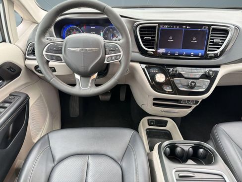 Used 2024 Chrysler Pacifica Touring-L FWD image 28