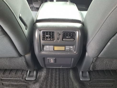 Used 2018 Nissan Pathfinder SV FWD image 7