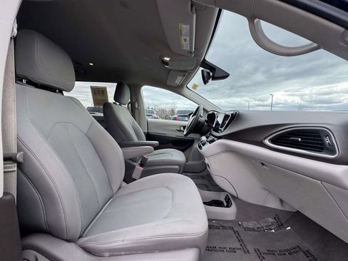 Used 2017 Chrysler Pacifica Touring image 15