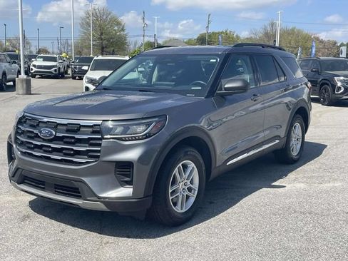 Used 2025 Ford Explorer Active AWD/4WD image 3