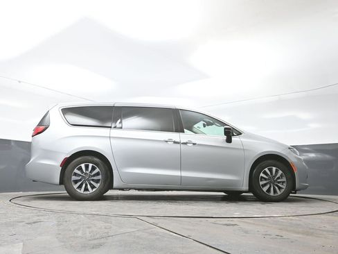 Used 2024 Chrysler Pacifica Limited FWD image 49
