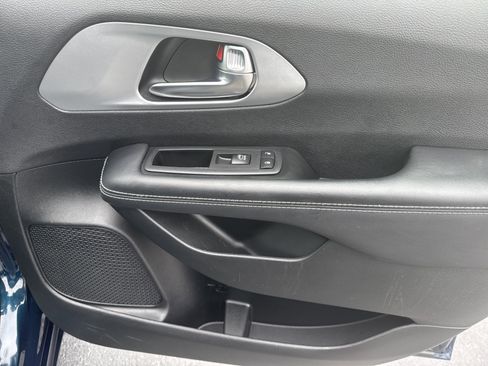 Used 2025 Chrysler Pacifica Limited image 14