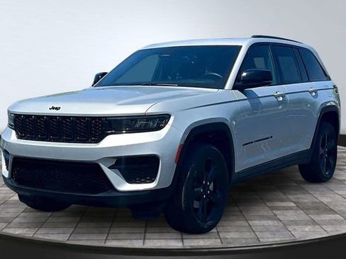Used 2025 Jeep Grand Cherokee 4WD image 1