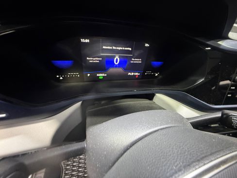 Used 2023 Volkswagen Taos SE w/ Panoramic Sunroof Package FWD image 10