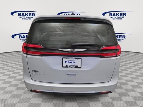 Used 2024 Chrysler Pacifica Touring-L image 5