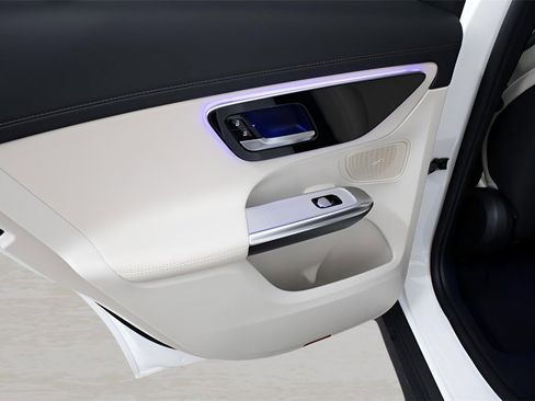 Used 2025 Mercedes-Benz GLC 350e 4MATIC image 22