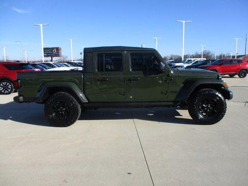 Used 2022 Jeep Gladiator Sport image 9