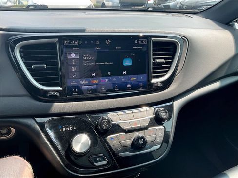 Used 2025 Chrysler Pacifica Select FWD image 15