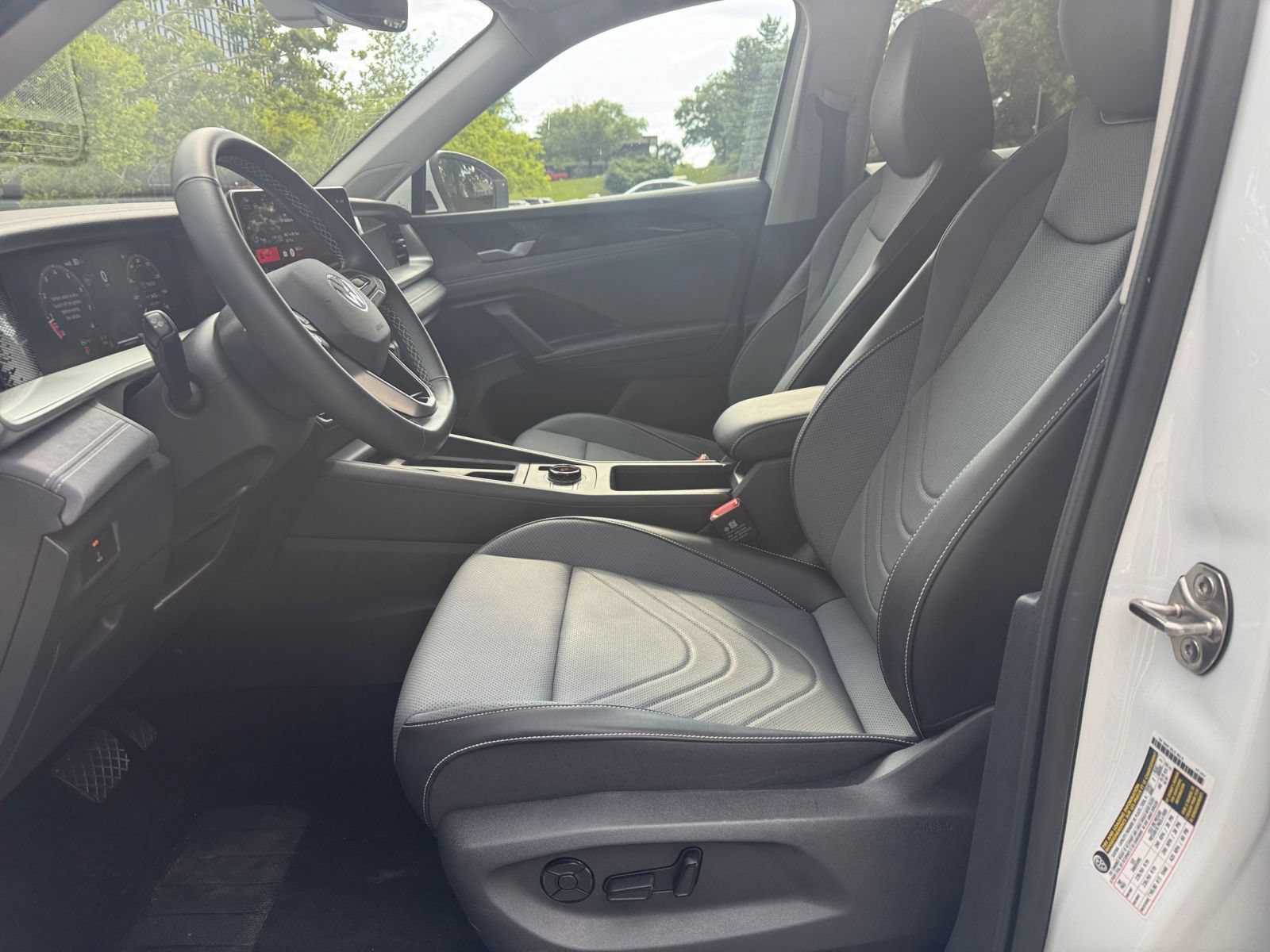 Used 2026 Volkswagen Tiguan SE AWD/4WD image 28