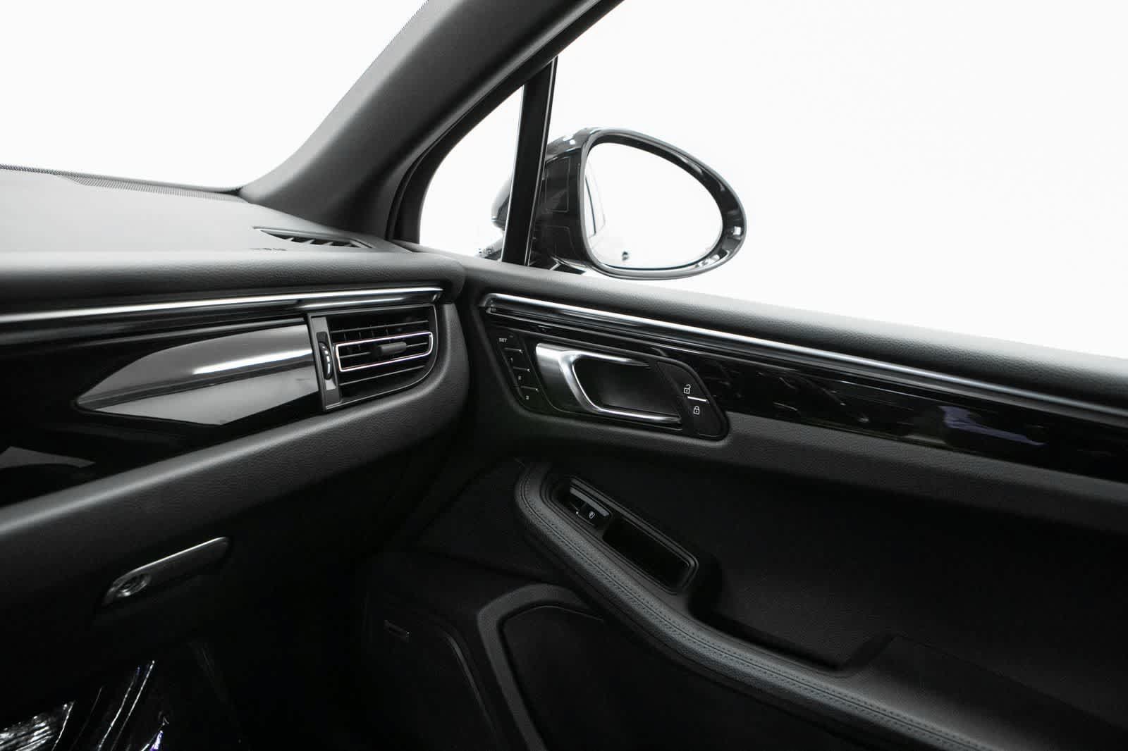 Certified 2024 Porsche Macan S AWD/4WD image 30