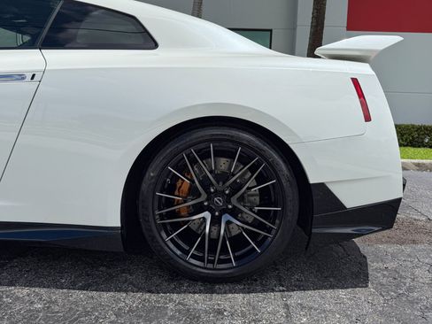 Used 2024 Nissan GT-R Premium w/ Premium Interior Package image 12