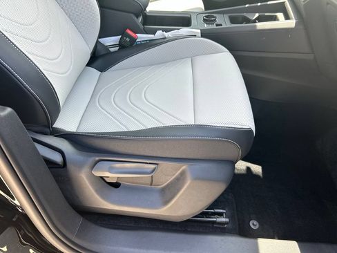 New 2026 Volkswagen Tiguan SE FWD image 33