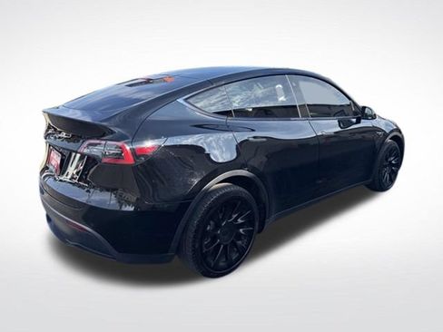 Used 2022 Tesla Model Y Long Range AWD/4WD image 3