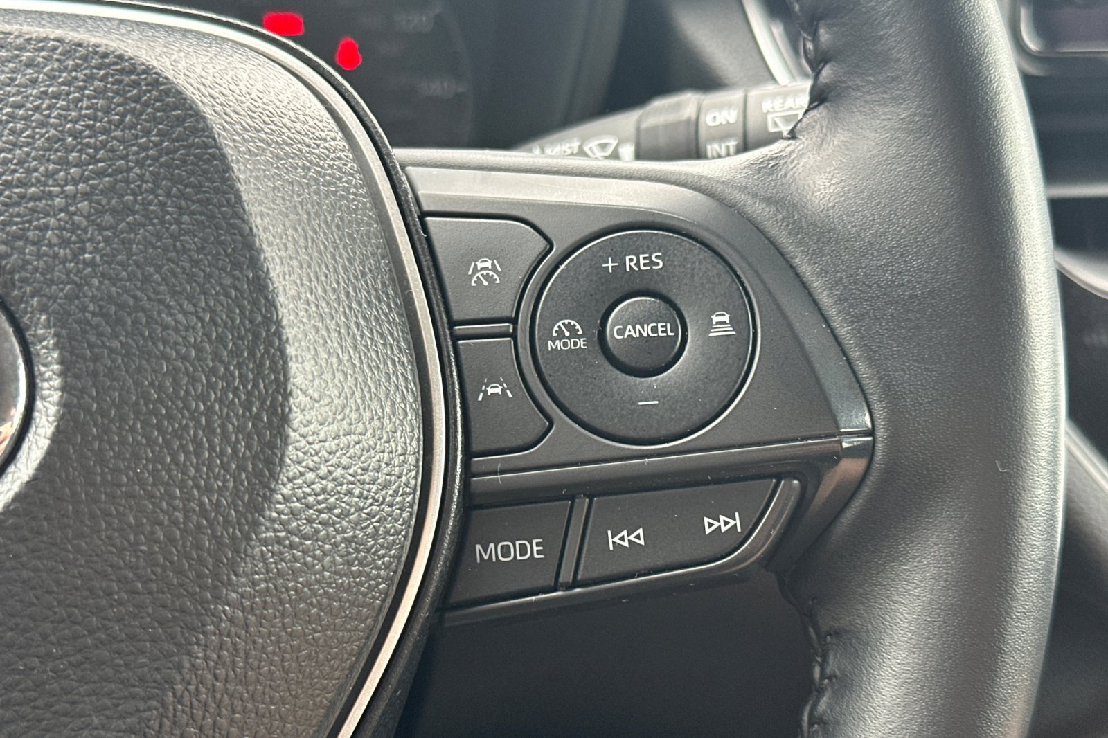 Certified 2025 Toyota Corolla Cross LE FWD image 28