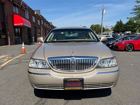 Used 2011 Lincoln Town Car Signature Limited RWD image 2