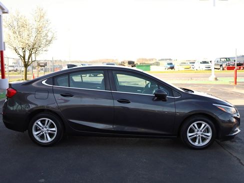 Used 2017 Chevrolet Cruze LT FWD image 4