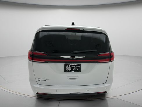 Used 2024 Chrysler Pacifica Touring-L FWD image 9