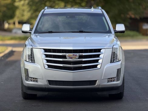 Used 2018 Cadillac Escalade Luxury image 4