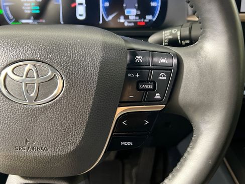 Used 2023 Toyota Crown Limited image 19