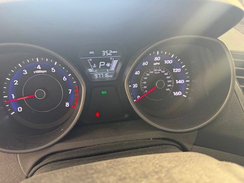 Used 2015 Hyundai Elantra SE FWD image 4