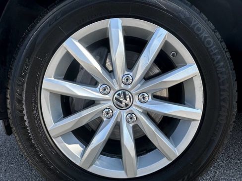 Used 2016 Volkswagen Touareg Sport image 34