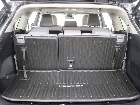 Used 2021 Toyota Highlander XLE image 6