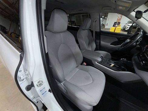 Used 2022 Toyota Highlander LE image 16