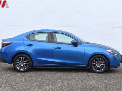 Used 2019 Toyota Yaris XLE image 6