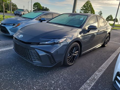 Certified 2025 Toyota Camry SE FWD image 3