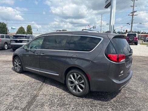 Used 2019 Chrysler Pacifica Limited w/ Tire & Wheel Group FWD image 5