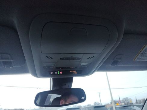 Used 2024 GMC Terrain SLT image 27