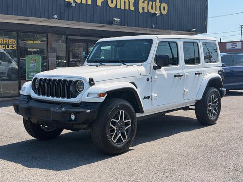 Used 2025 Jeep Wrangler Unlimited Sahara AWD/4WD image 2