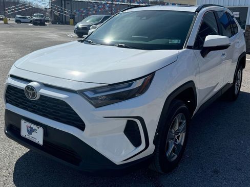 Used 2022 Toyota RAV4 XLE w/ Convenience Package image 3