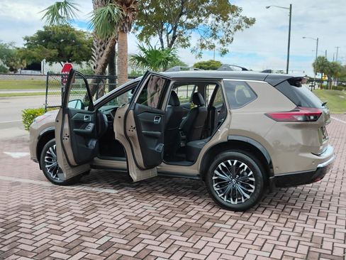 Used 2025 Nissan Rogue Platinum w/ Platinum Premium Package image 5