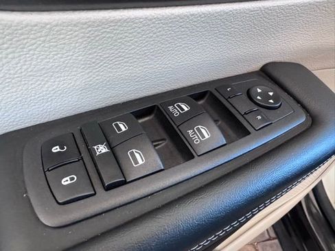 Used 2023 Chrysler Pacifica Touring-L FWD image 11