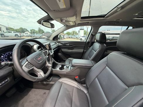 Used 2023 GMC Acadia SLT w/ Technology Package AWD/4WD image 4