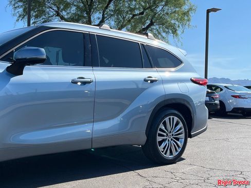 Used 2023 Toyota Highlander Platinum FWD image 9