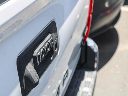 Used 2021 Toyota Tacoma SR5 AWD/4WD image 10