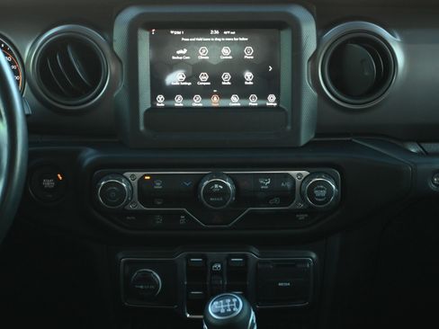 Used 2022 Jeep Gladiator Sport image 5