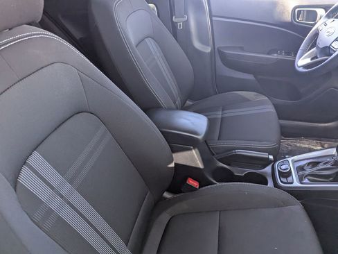 Used 2025 Hyundai Venue SEL image 11