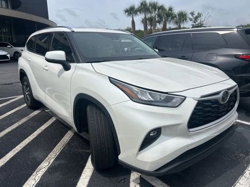 Used 2020 Toyota Highlander XLE FWD image 3