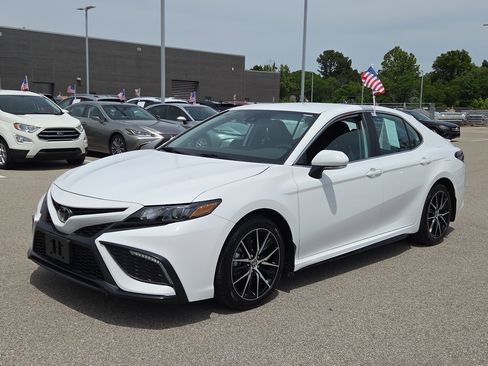Used 2024 Toyota Camry SE w/ Convenience Package FWD image 7