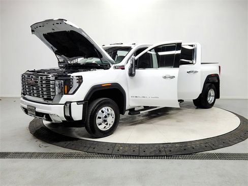 Used 2025 GMC Sierra 3500 Denali w/ Technology Package image 11