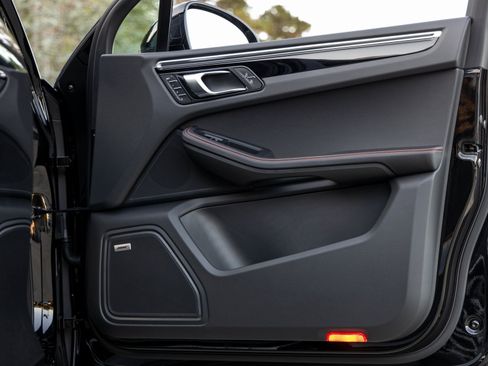 New 2026 Porsche Macan image 46