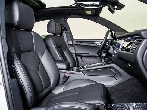 Certified 2025 Porsche Macan image 14